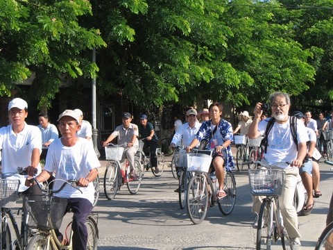 Những người dân, những du khách yêu Hội An và cả những chuyên gia đến từ Nhật Bản cũng hăng hái tham gia lễ diễu hành.